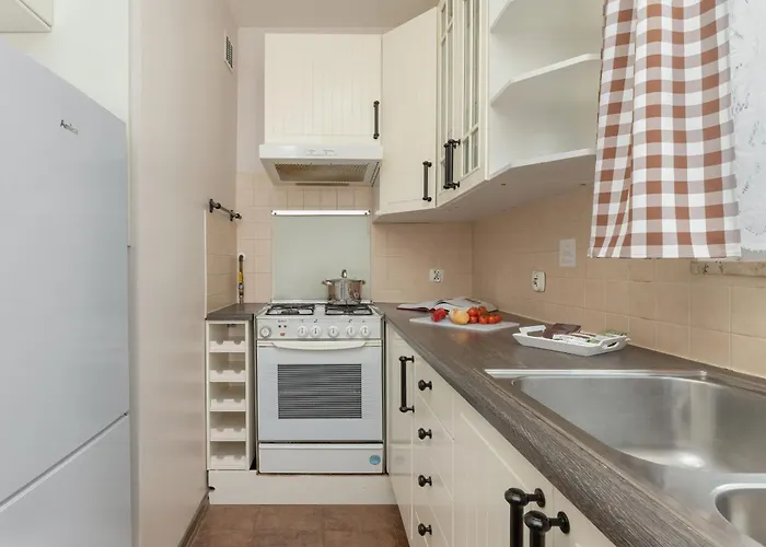 Cosy With Balcony In By Renters *